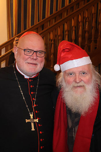 Obdachlosenweihnacht 2023 mit Kardinal Reinhard Marx an Heiligabend im Hofbr&auml;uhaus M&uuml;nchen (&copy;Foto: Martin Schmitz) 